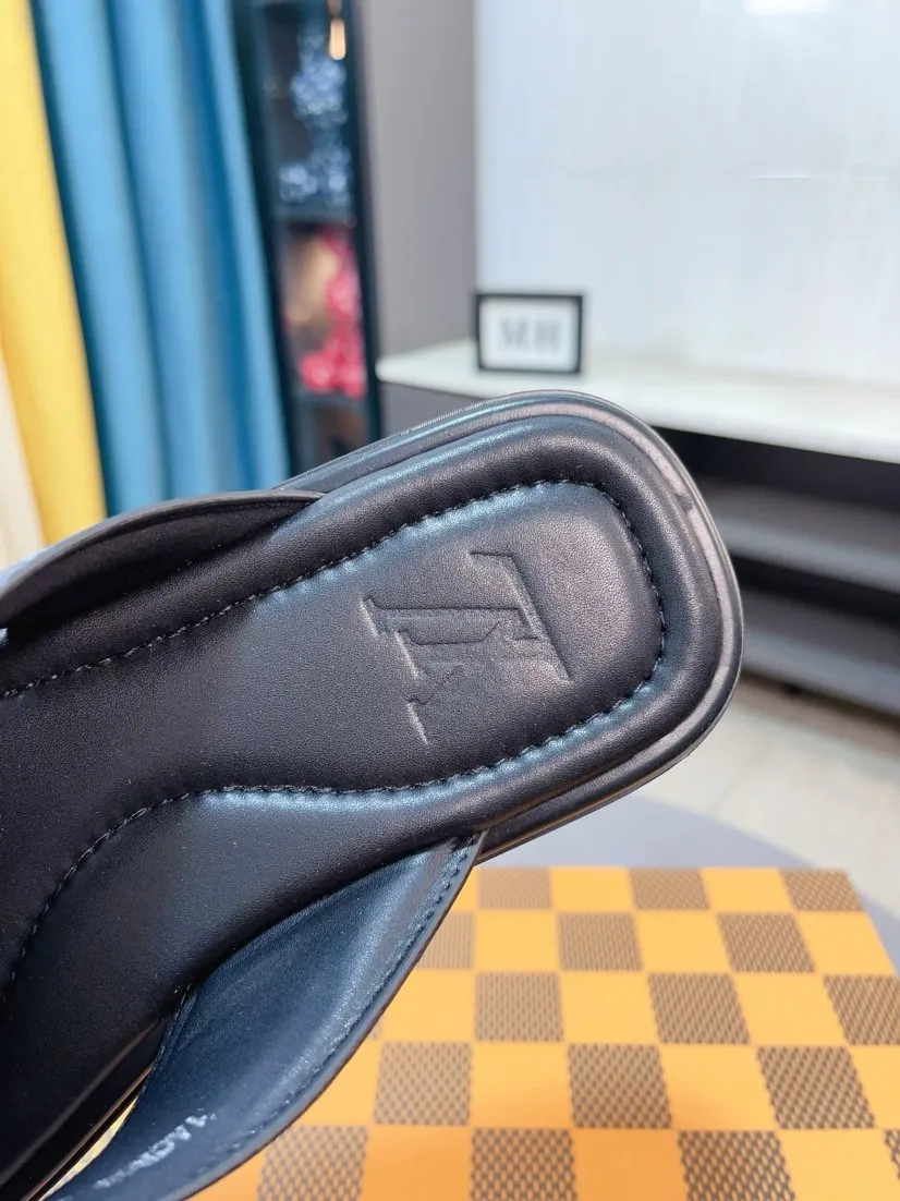 Men's shoes 💰340🌹🌹 (lv-Louis Vuitton) New men's slippers, high-end boutique, exquisite embossed logo decoration on the upper, fine workmanship, super soft soles, casual, loose and comfortable, a must-have in summer! \nsize：38-44